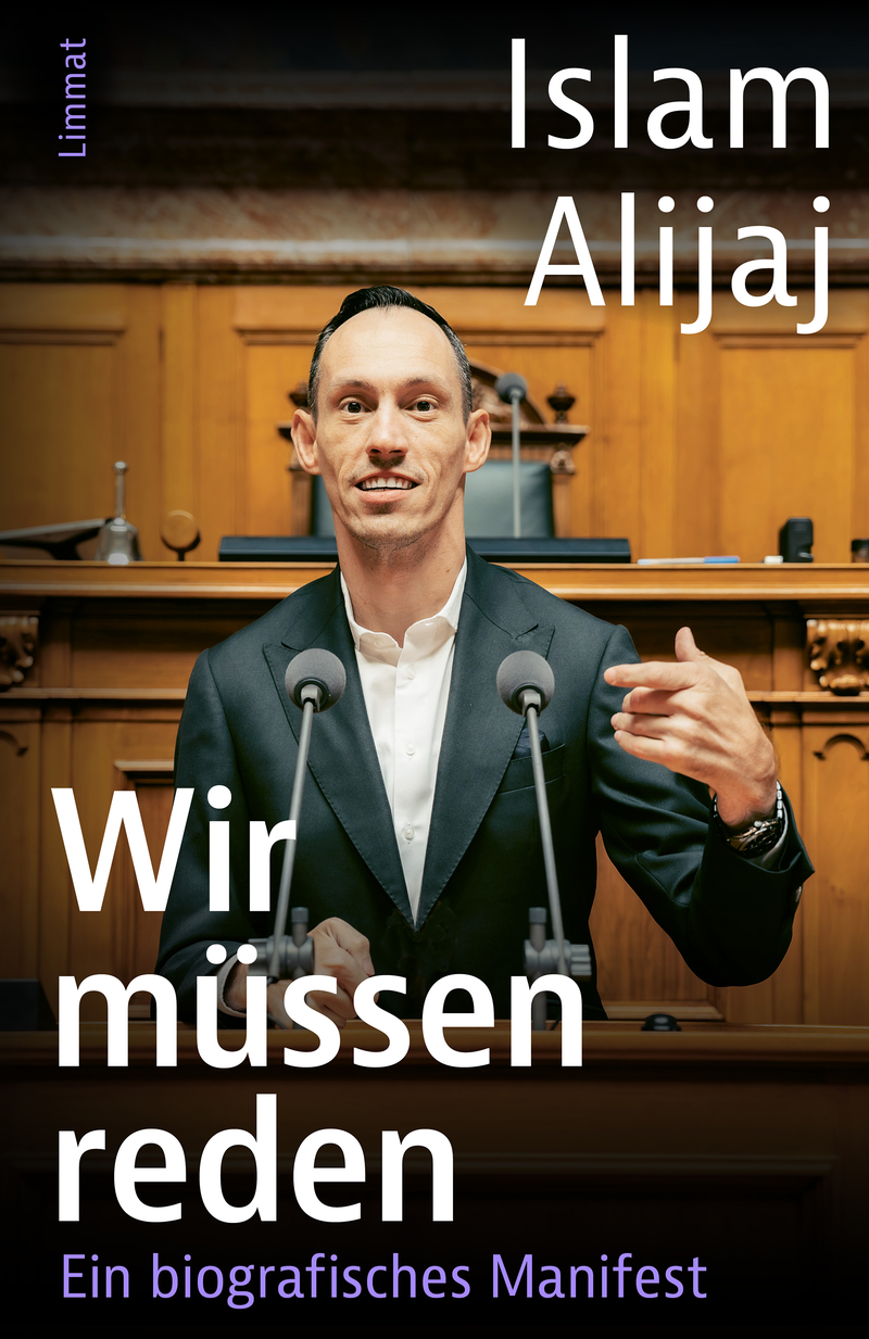 Buchcover «Wir müssen reden – Ein biografisches Manifest» von Islam Alijaj: Er spricht im Parlamentssaal in die Mikrofone.