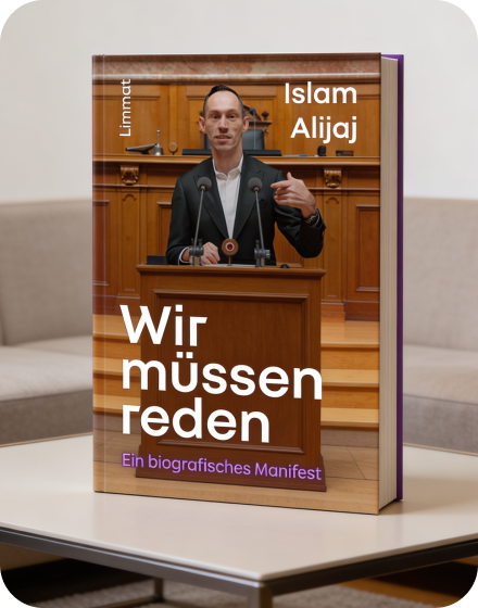 Das Buch «Wir müssen reden» steht aufrecht auf einem Tisch.