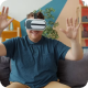 Ein Mann testet eine Virtual-Reality-Brille.