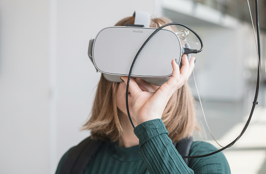 Eine Person testet eine Virtual-Reality-Brille.