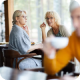 Zwei Frauen im Gespräch in einem Café.